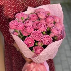 Букет из розовых кустовых роз "Бабл"