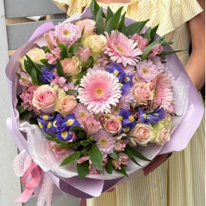 Букет из гербер, хризантем, роз и ирисов "Анжелика"