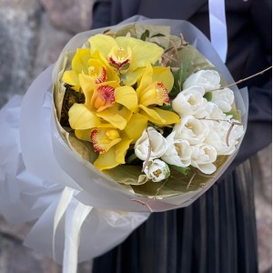 Букет из тюльпанов и орхидей "Бонита"