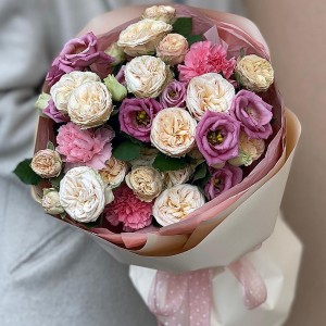 Сборный букет из кустовой розы и эустомы "Дюймовочка"