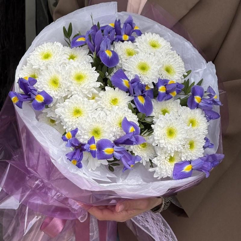 Букет из хризантем и ирисов "Эффект невесомости"