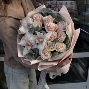 Букет из роз и орхидей "Розалия"