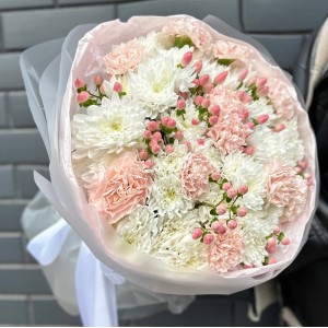 Букет из хризантем и гвоздик "Сеньорита"