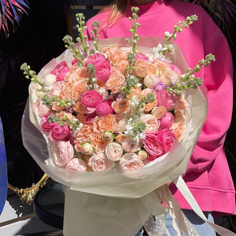 Букет из кустовой розы и маттиолы  "Шарман"