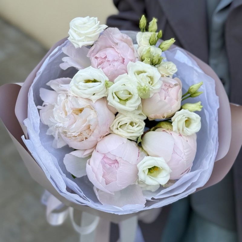 Букет из эустомы и пионов  "Ундина"