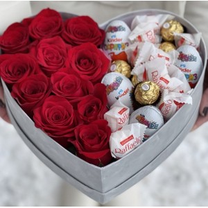 Цветы в коробке в виде сердца Композиция в виде сердца из красных роз и сладостей "Kinder`s heart"