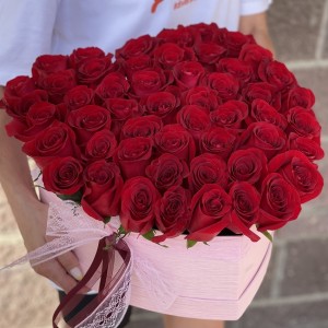 Цветы в коробке в виде сердца Композиция в виде сердца из красных роз "Страстное сердце"