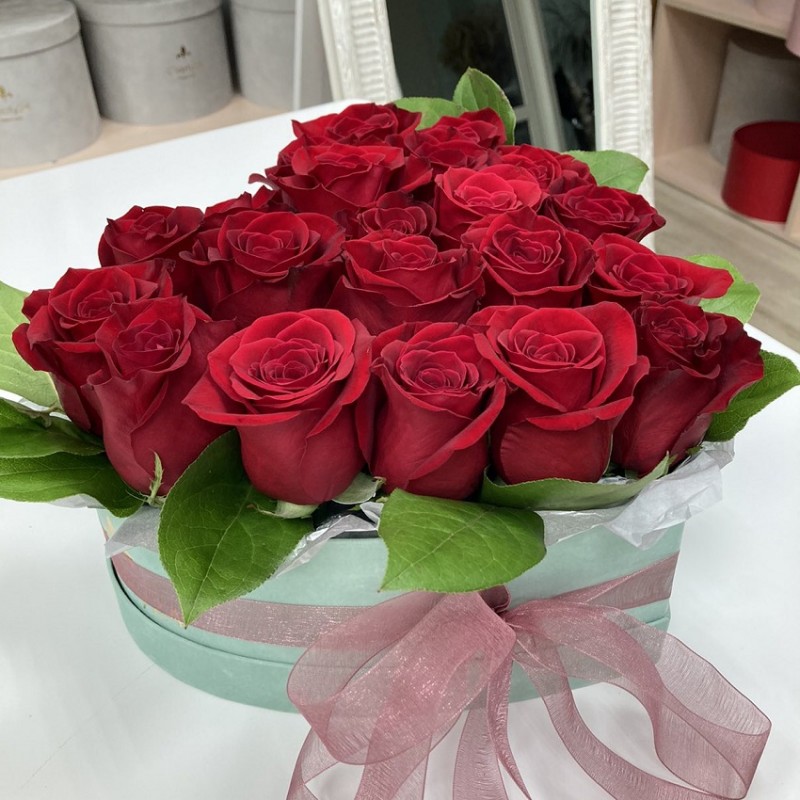Композиция в виде сердца из красных роз "Влюбленное сердце"
