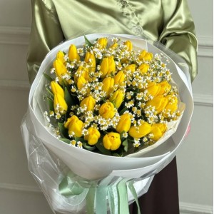 Букет из тюльпанов и танацетума "Благоухающий"