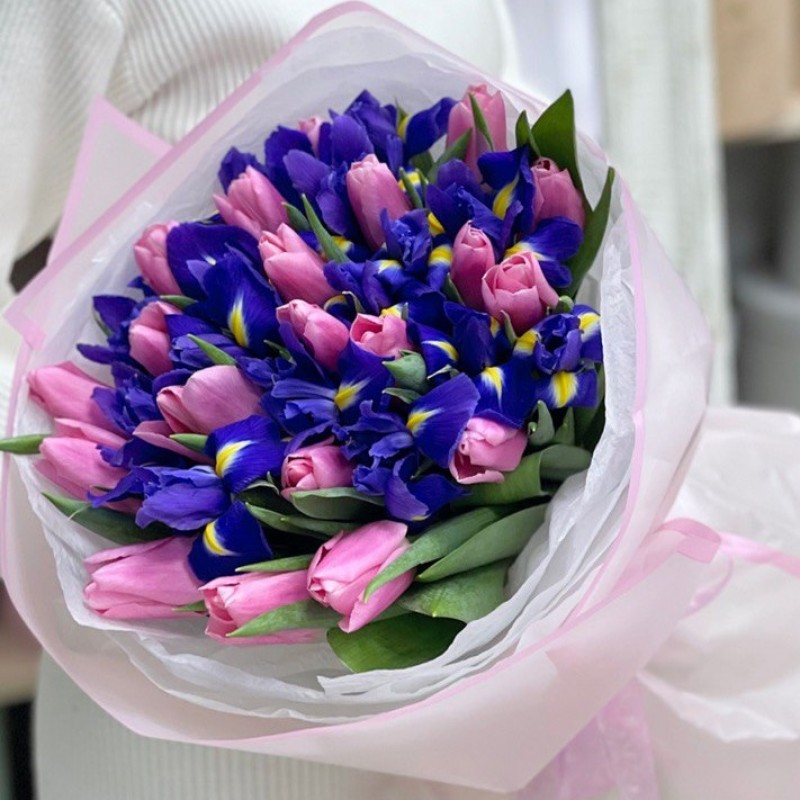 Букет из розовых тюльпанов и ирисов "8 марта"