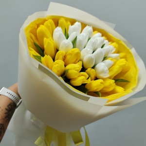 Букет из желтых и белых тюльпанов "Пламенный привет"