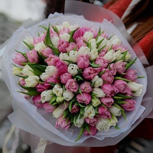 Букет из белых и розовых тюльпанов "Розовый восторг"