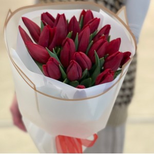 Букет из красных тюльпанов "Рубиновые бусы"