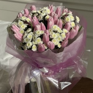 Букет из тюльпанов и хризантем  "Свежий ветер"