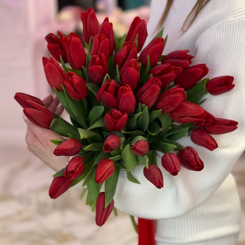 Букет из красных тюльпанов "Весенние искорки"